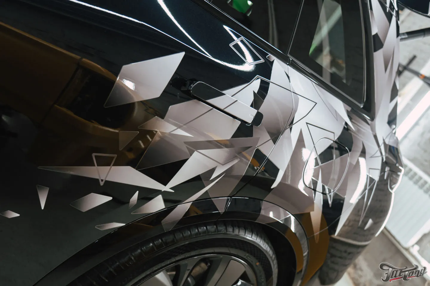 Добавили винилографию и полностью оклеили Li Auto L7 (LiXiang L7) полиуретаном, затонировали шильдики, защитили глянец в салоне, почистили и обработали керамикой кожу